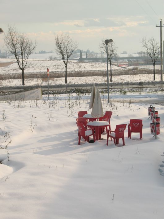 Sedie sotto la neve