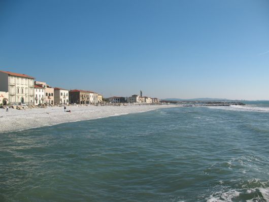 Uno scorcio del lungomare di Marina di Pisa
