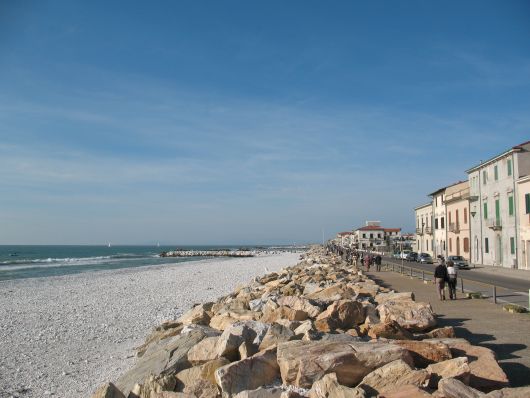 Passeggiata lungomare a Marina di Pisa