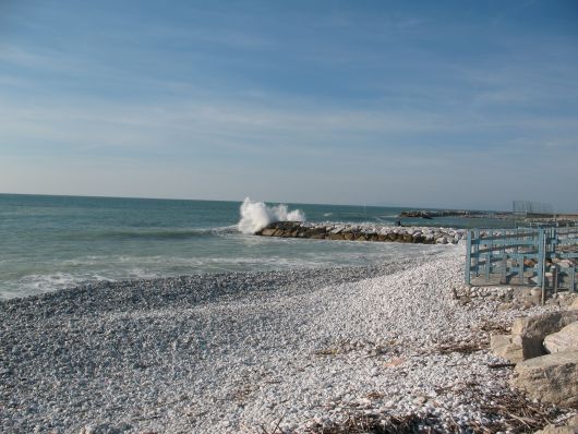 Foto di onde che si abbattono contro gli scogli