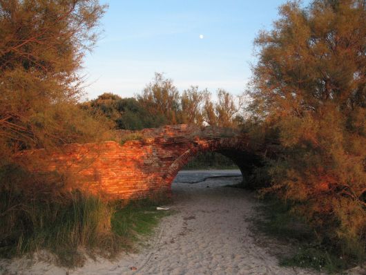 Antico ponte in mattoni alle spiagge bianche 